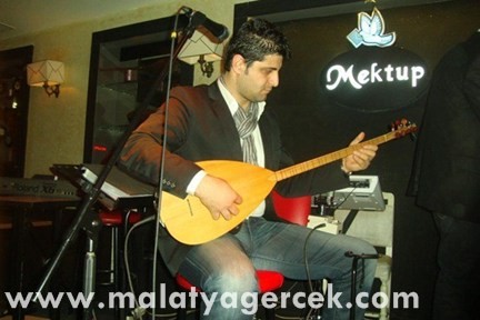 Özgür Akdemir Türk Halk Müziği Sanatçısı 8
