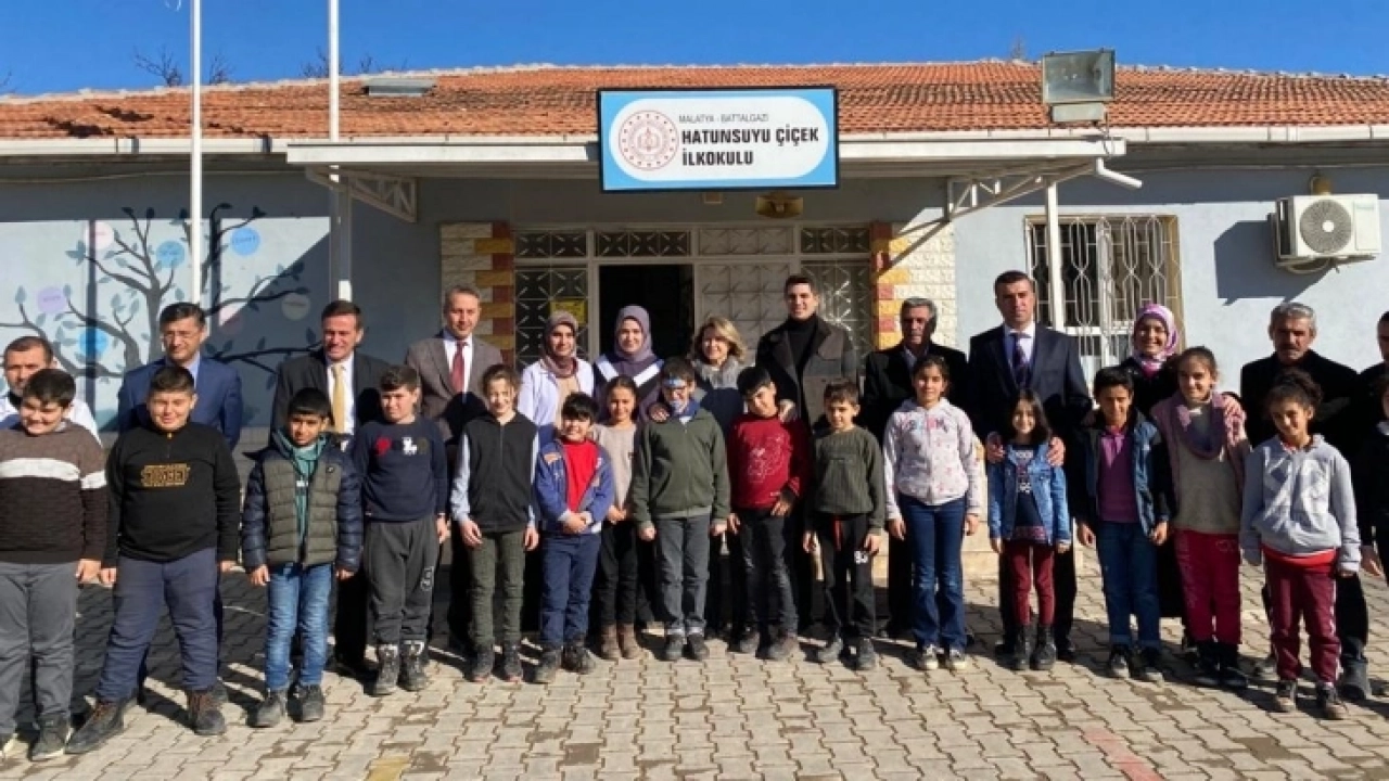 Vali Hulusi Şahin’in Eşi Ebru Şahin Köy Okullarını Ziyaret Etti