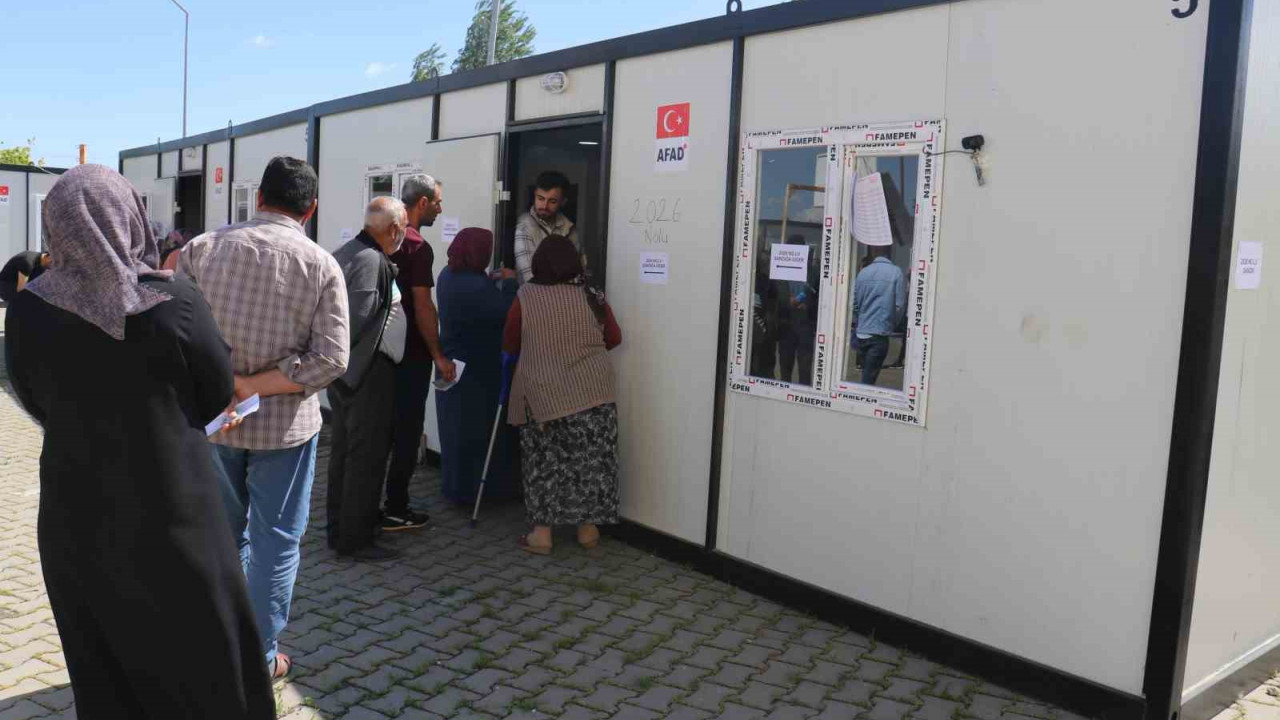 Deprem bölgesi Malatya'da vatandaşlar oy kullanmaya devam ediyor