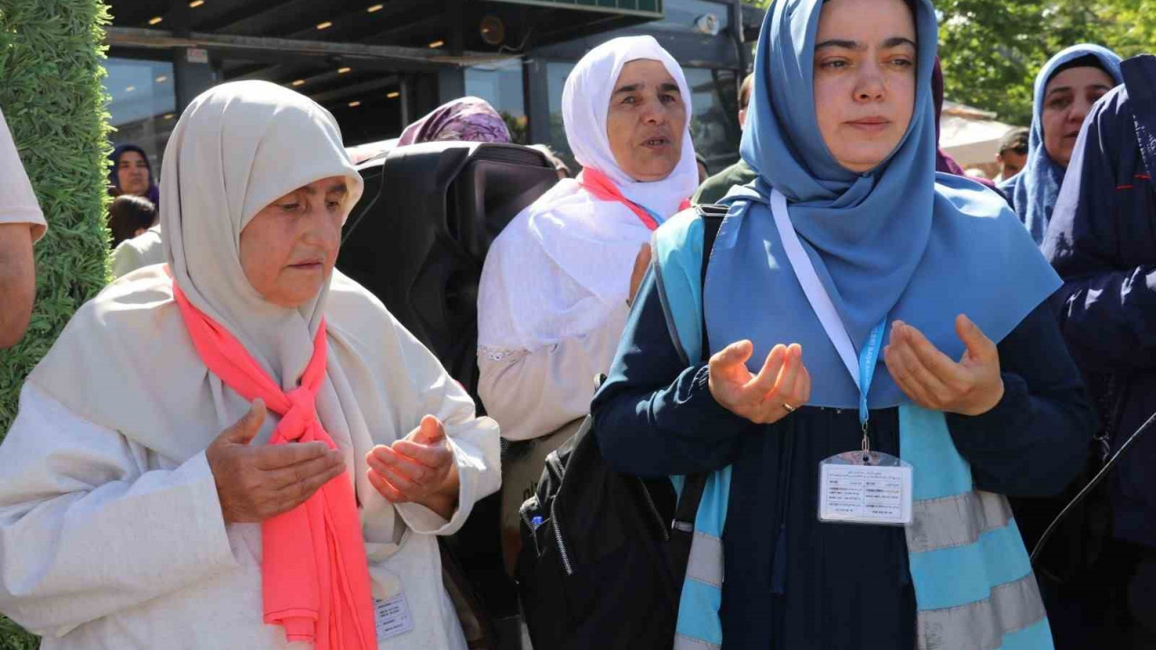 Deprem bölgesi Malatya'dan ilk hac kafilesi dualarla uğurlandı