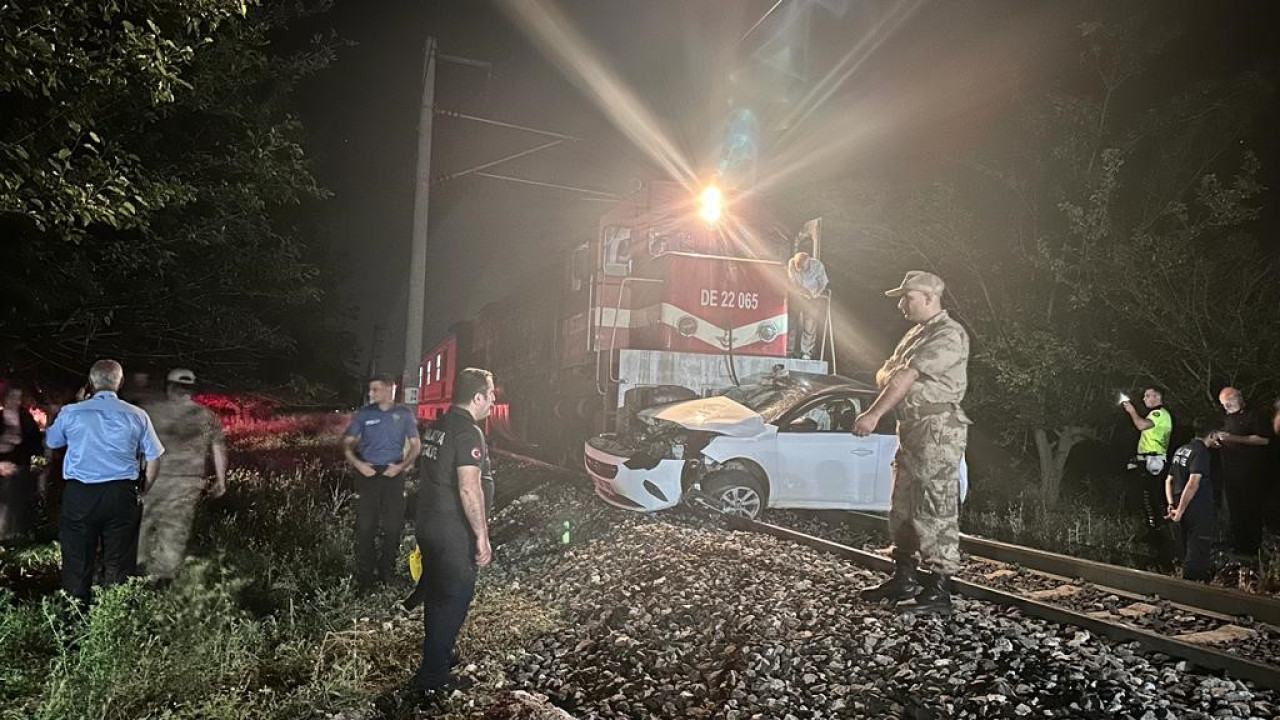 Malatya'da yolcu treni hemzemin geçitte otomobile çarptı: 1 ölü