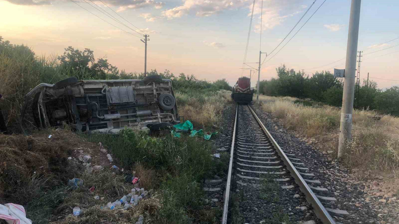 Malatya'da yük treni ile minibüs çarpıştı: 2 yaralı