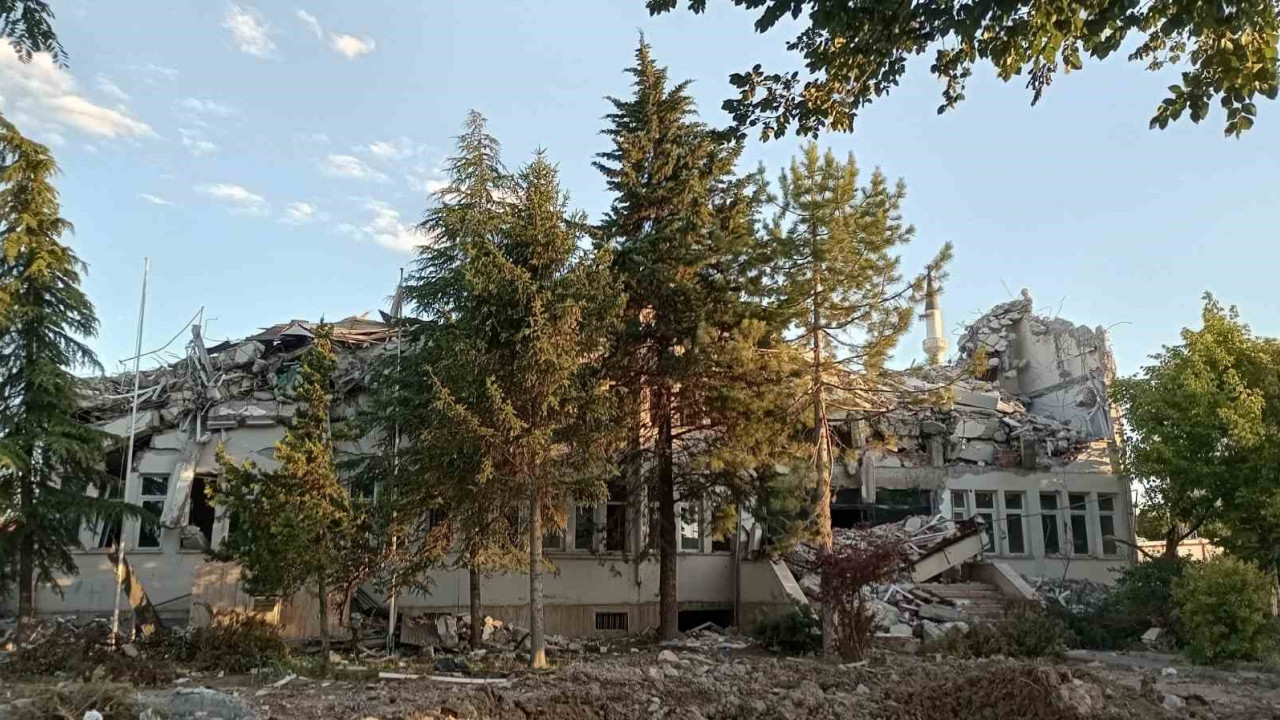 Depremde hasar alan hükümet konağı yıkıldı