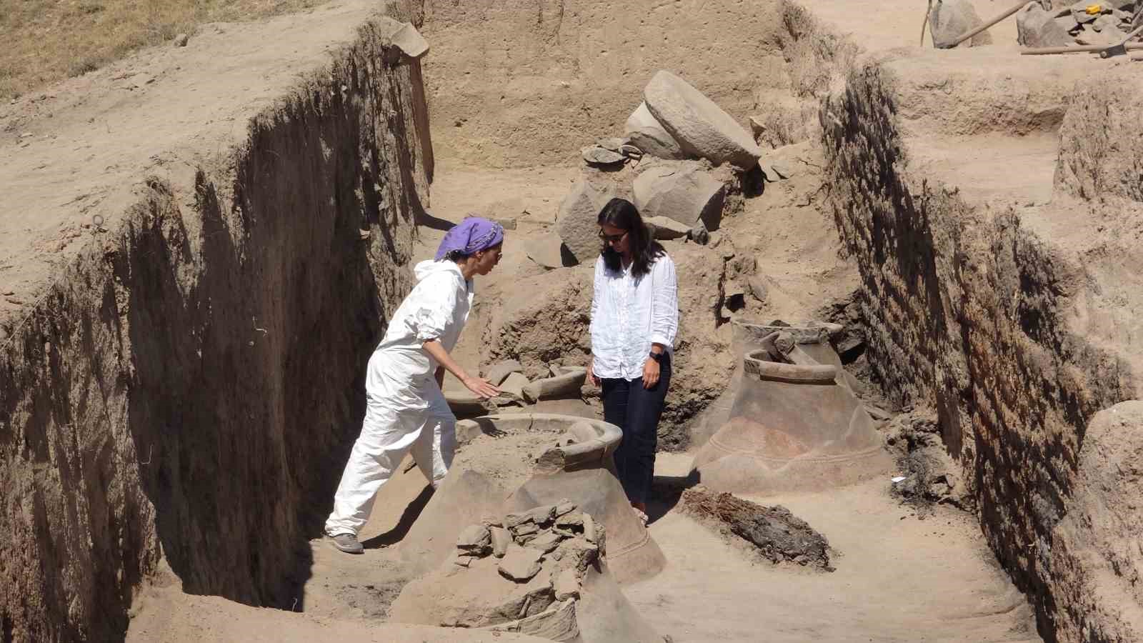 Garibin Tepe’de 2 Bin 700 Yıllık Pithoslar Bulundu