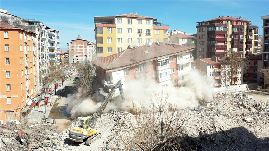 Malatya’da Ağır Hasarlı Binaların Yıkımı Hız Kesmeden Devam Ediyor
