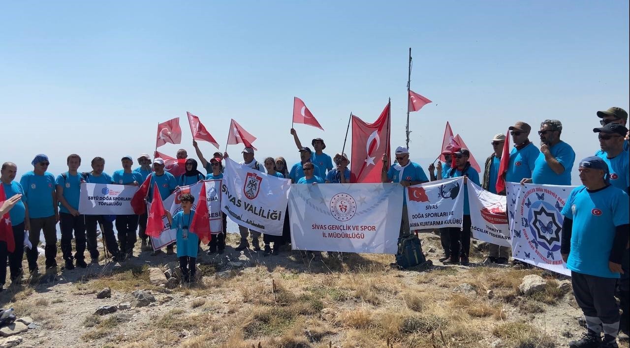 42 Sporcu Sivas Kongresi Anısına Yıldız Dağı’na Tırmandı