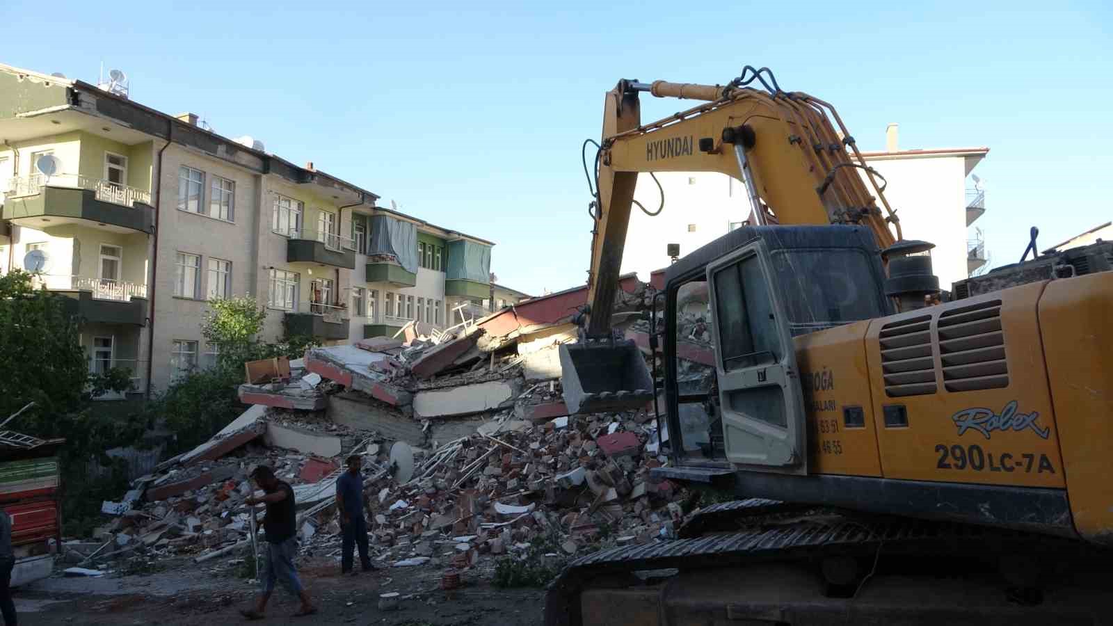 Malatya’da İş Makinesinin Üstüne Bina Çöktü