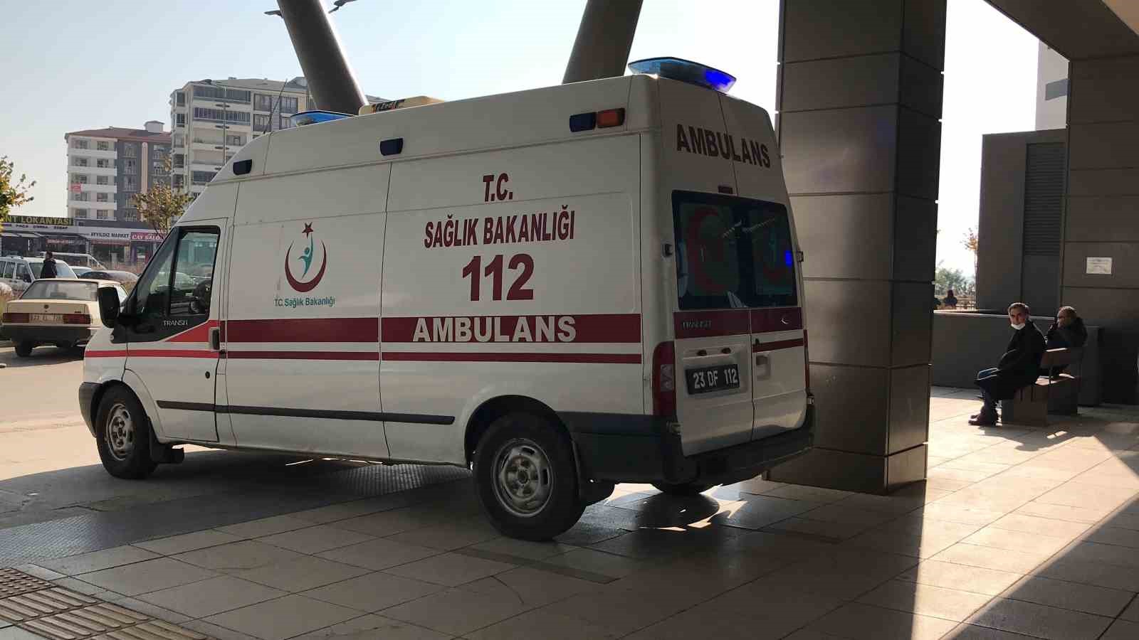 Alkollü Şahıslar Kendilerine Uyarı Yapan Muhtarı Bıçakladı