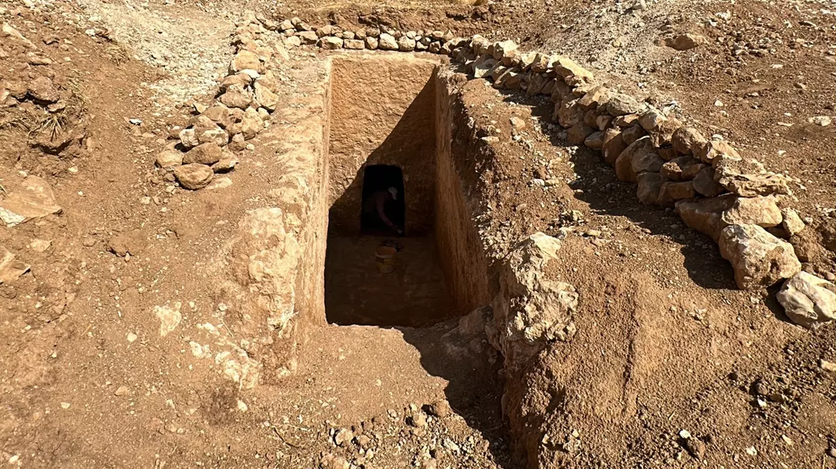 Kaçak Kazı İhbarı Üzerine 1700 Yıllık Mezar Bulundu