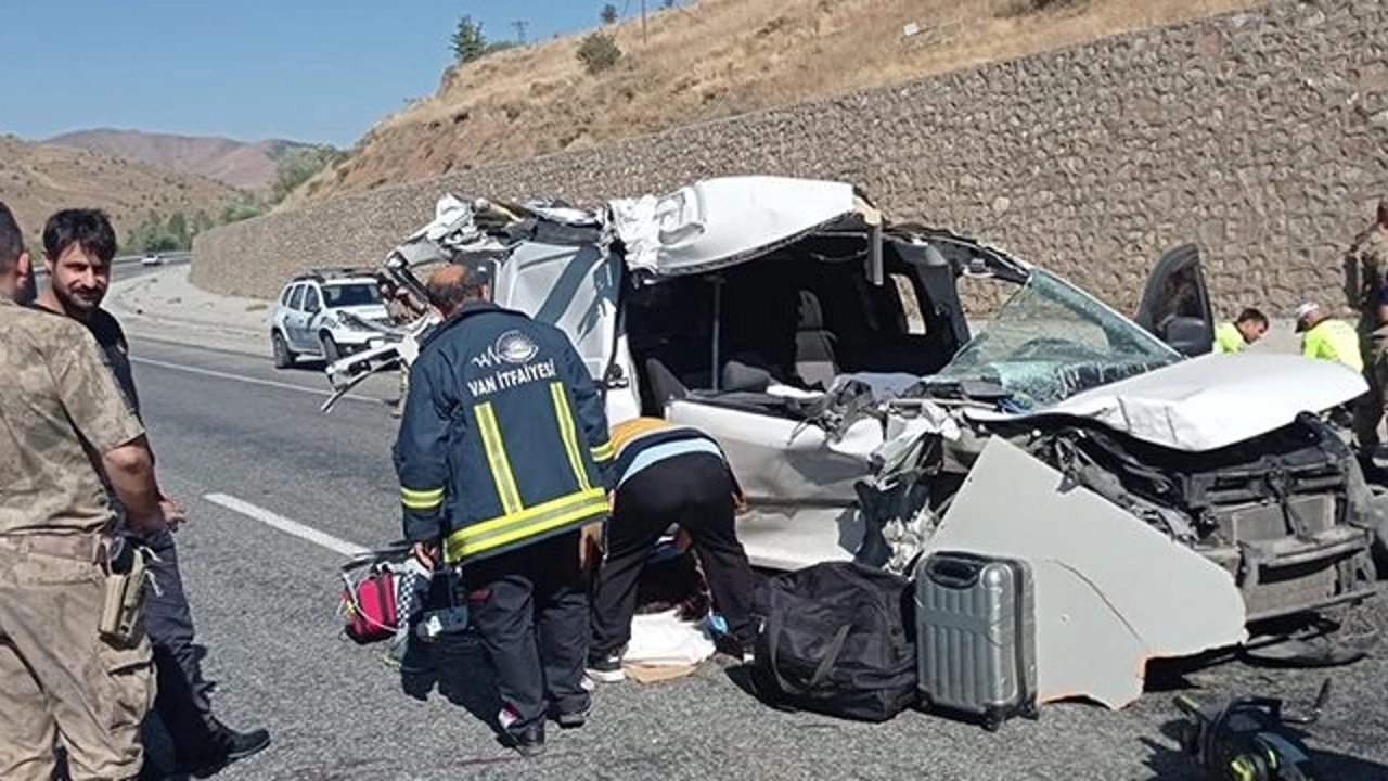 Otomobille Kamyonetin Karıştığı Kaza: 3 Yaralı