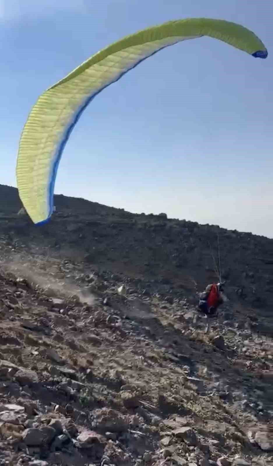 Türkiye'nin En Yüksek Dağından Yamaç Paraşütü İle İndi