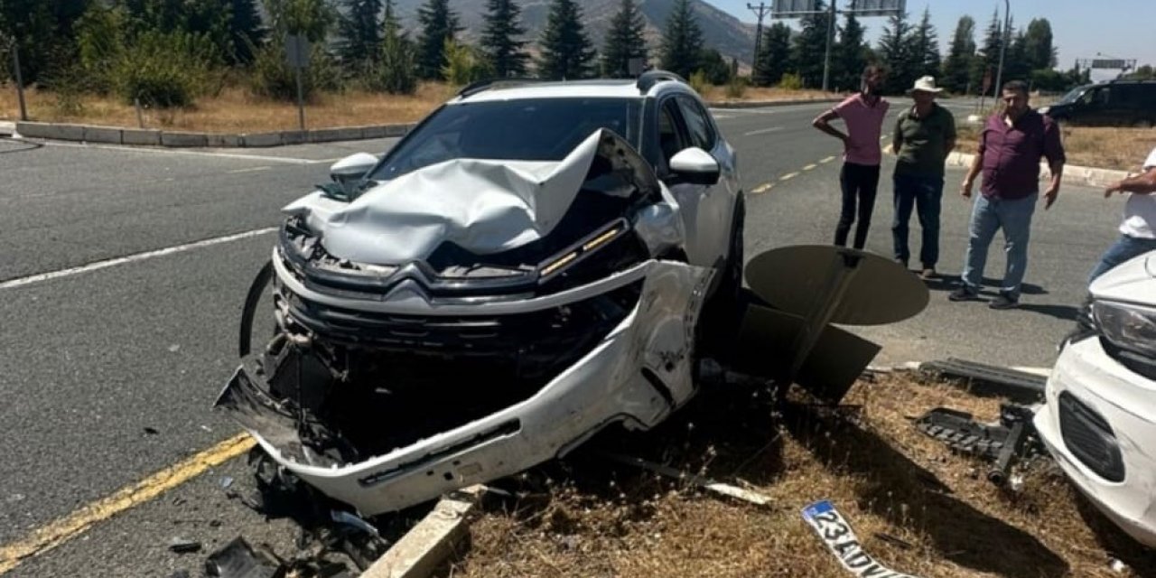 Elazığ’da İki Otomobil Çarpıştı: 2 Yaralı