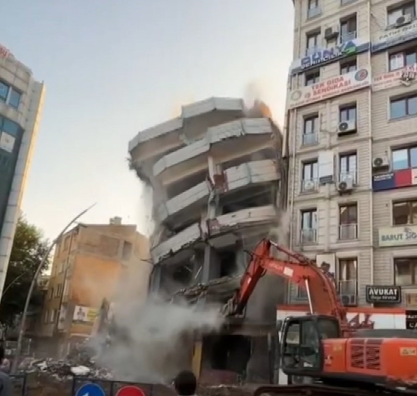 Ağır Hasarlı Bina Yıkılırken Sağlam Binada Hasar Aldı