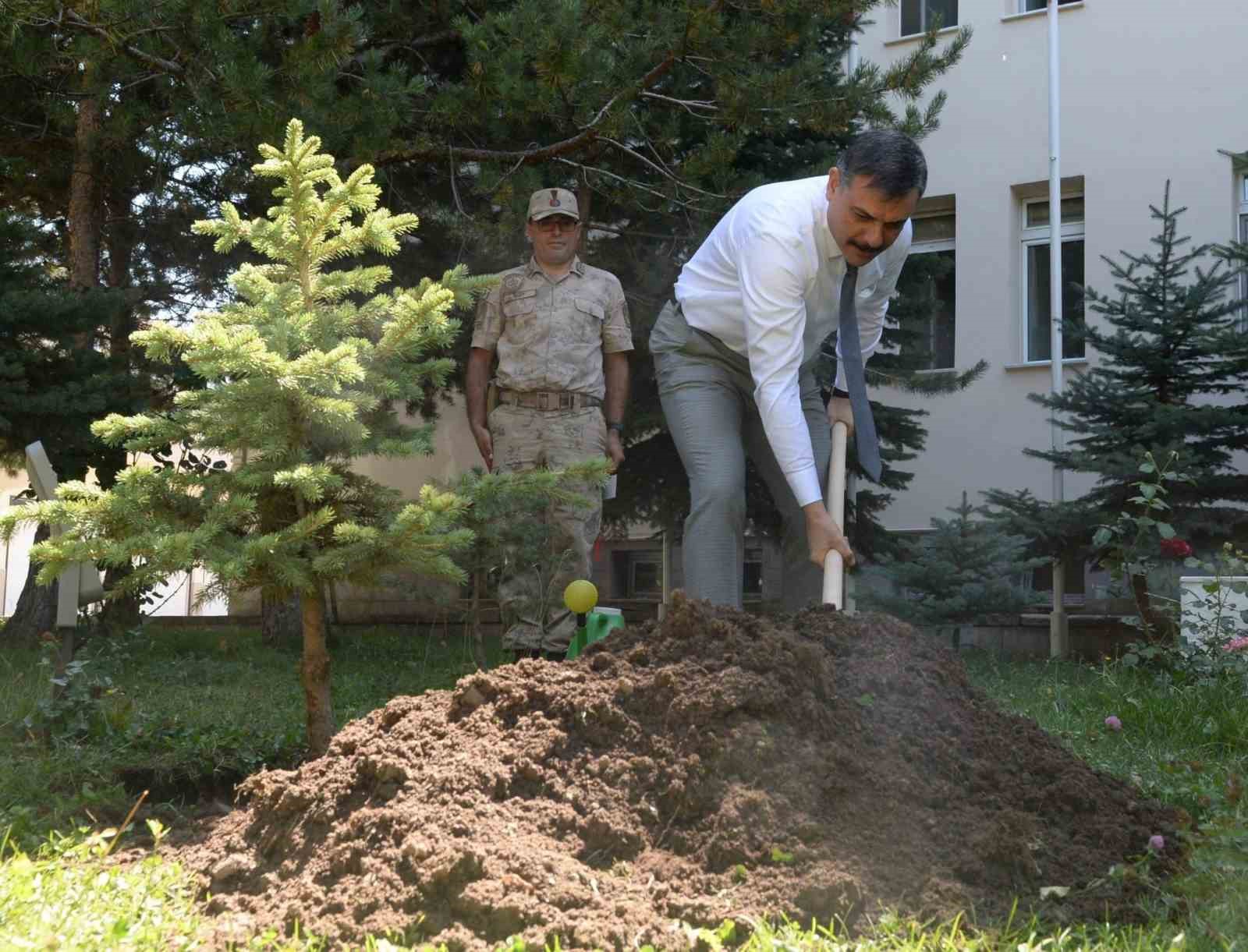 Vali Çiftçi Ziyaretinde Fidan Dikti