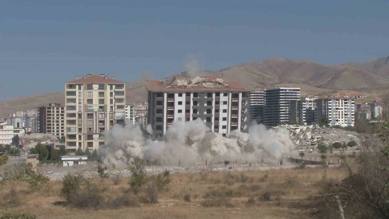 Malatya’da Ağır Hasarlı Binalar Patlayıcı İle Yıkılıyor