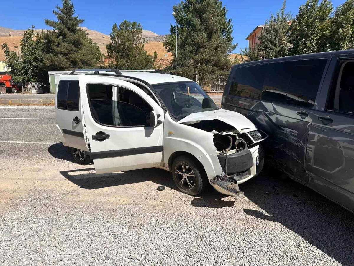 Üç Araç Kaza Yaptı: 1 Kişi Yaralandı
