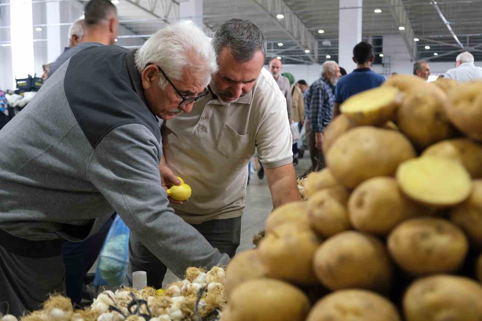 Kapalı Semt Pazarında Cumartesi Yoğunluğu Yaşanıyor