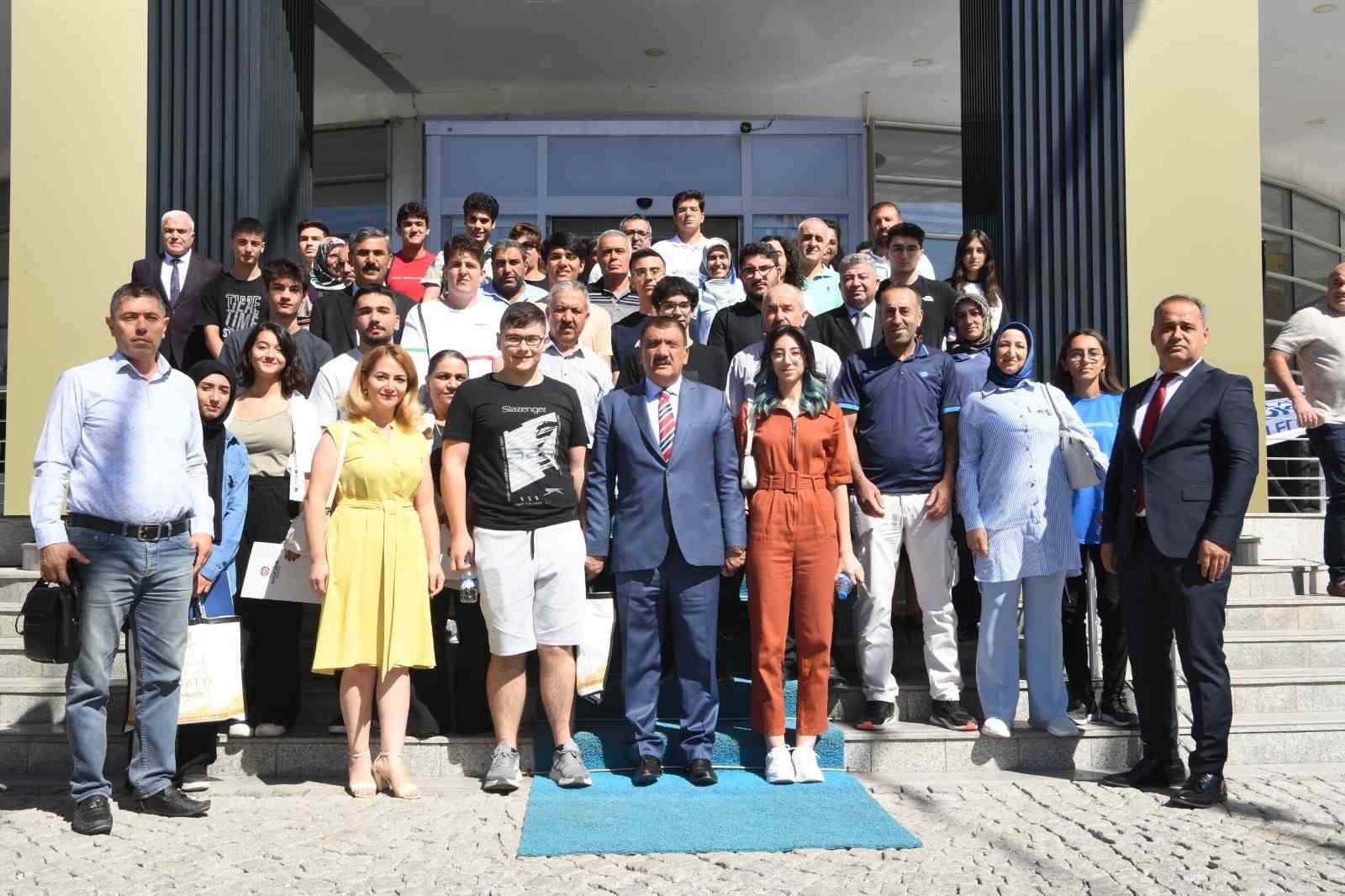 Başkan Gürkan, Yks’da İlk Bine Giren Öğrencilerle