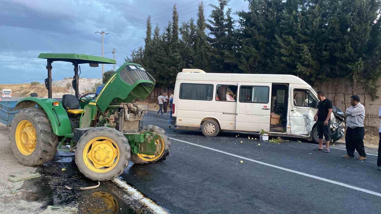 Minibüs İle Traktörün Karıştığı Kazada 5 Yaralı