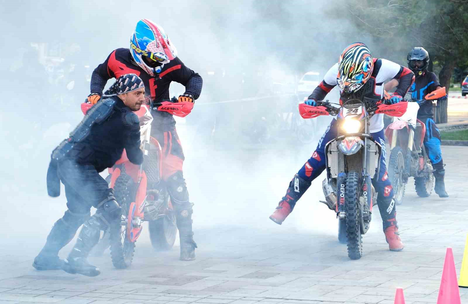 Şehrin Ortasında Nefes Kesen Motocross Gösterisi