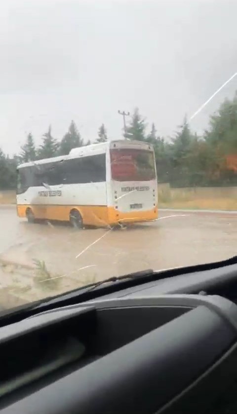 Halk Otobüsü Yağmurda Mahsur Kaldı