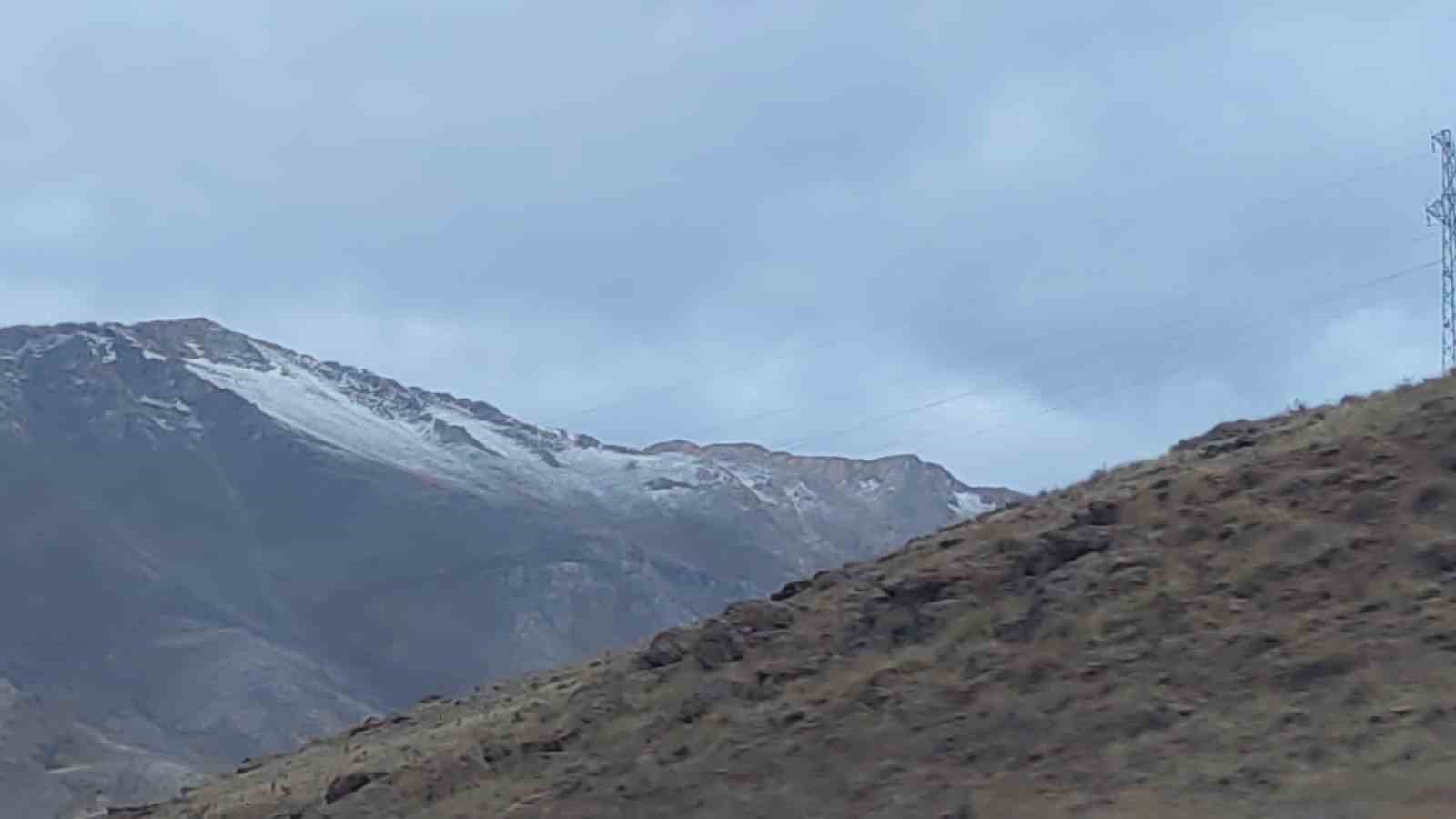 Van’ın Artos Dağı İle Karabet Geçidi’ne İlk Kar Düştü