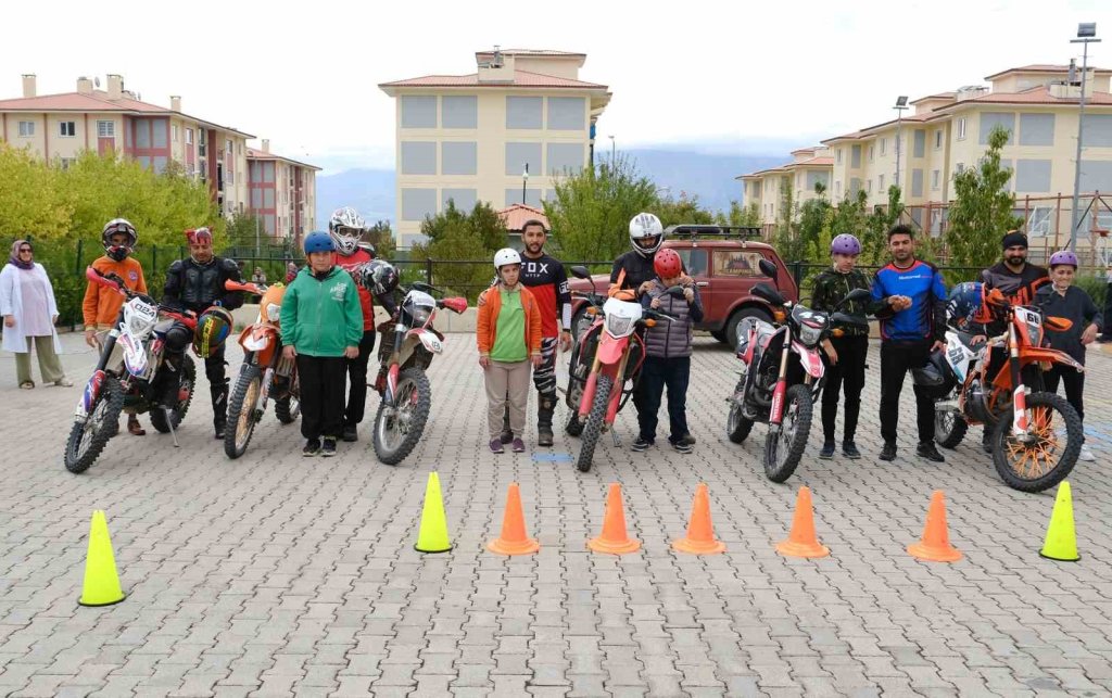 Özel Çocuklar Motocross Sürpriziyle Heyecanlandı