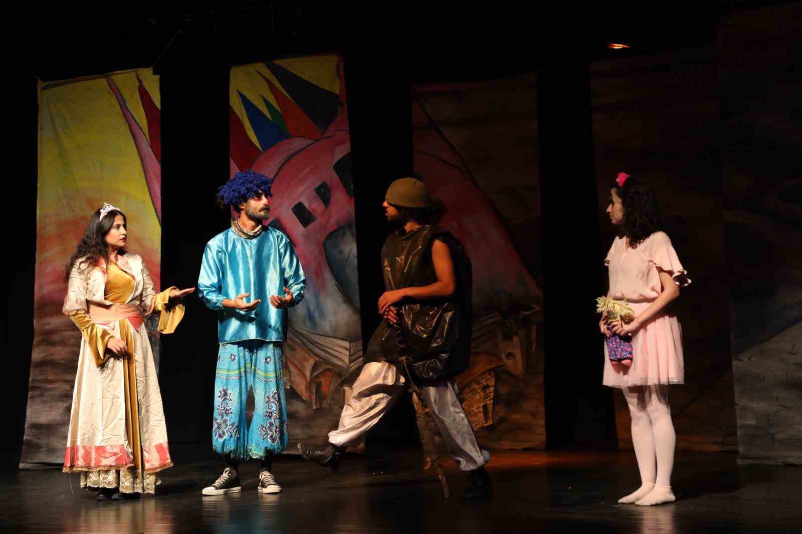 Van Büyükşehir Belediyesi Çocukları Tiyatro İle Buluşturuyor
