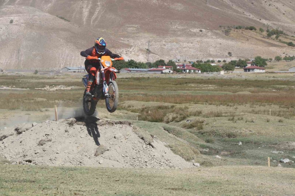 Erzincan’da Off Road, Paraşüt, Motokros Yarışları Heyecanlandırdı