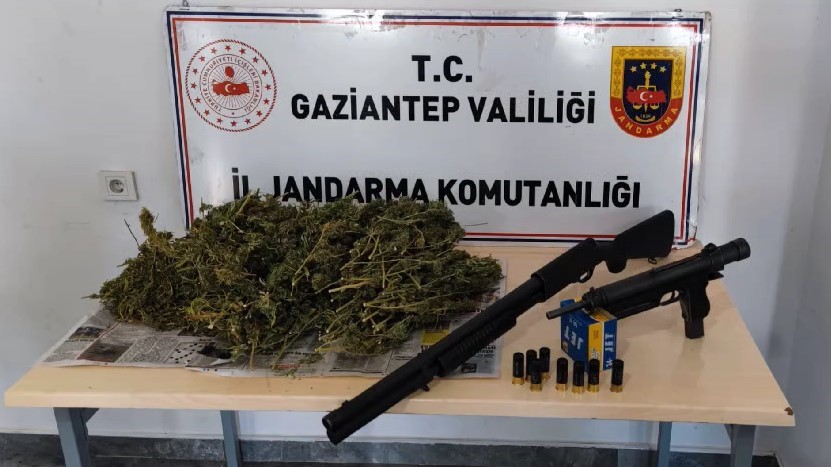 Jandarma 4 Kilo Esrar İle Uzun Namlulu Silah Ele Geçirdi