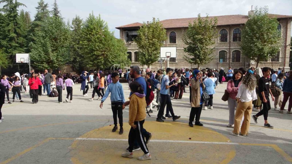 Malatya’da 4.3’lük Deprem Sonrası Veliler Okullara Akın Etti