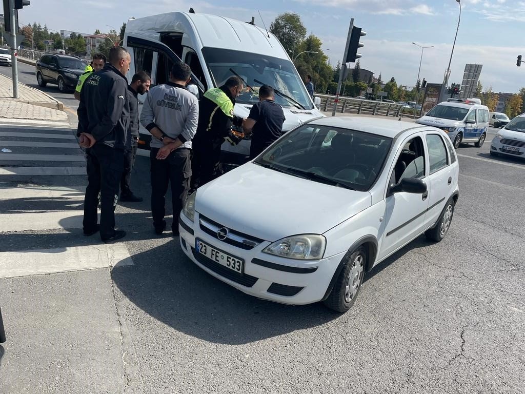 Elazığ’da Minibüs İle Otomobilin Çarpışması Sonucu 3 Yaralı