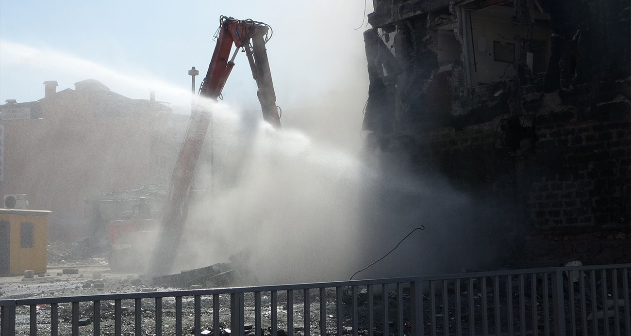 Malatya’da Ağır Hasarlı Binalar Bir Bir Yıkılıyor