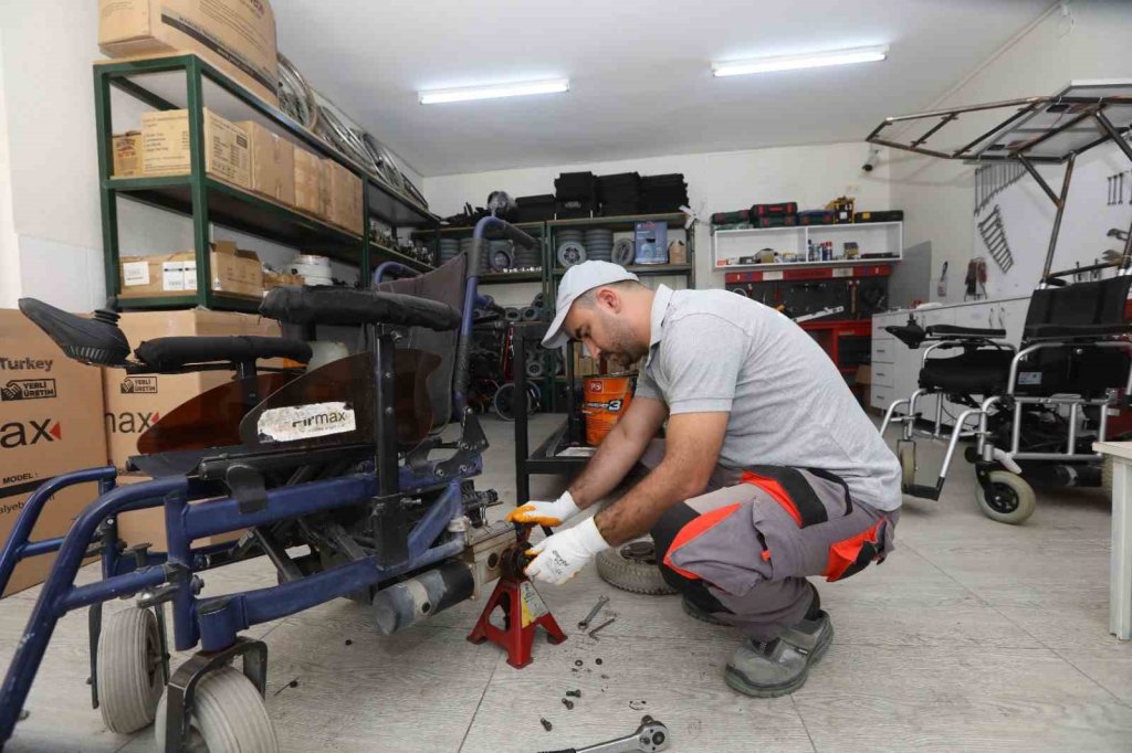 Gaziantep’te Akülü Ve Manuel Tekerlekli Sandalye Tamir Ediliyor
