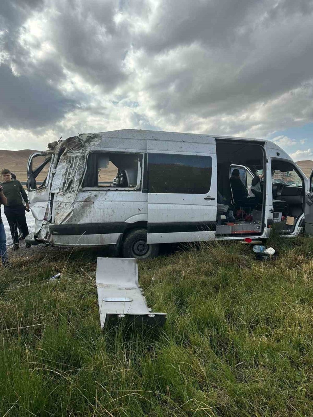 Van’da Kontrolden Çıkan Minibüs Sonucunda: 10 Yaralı