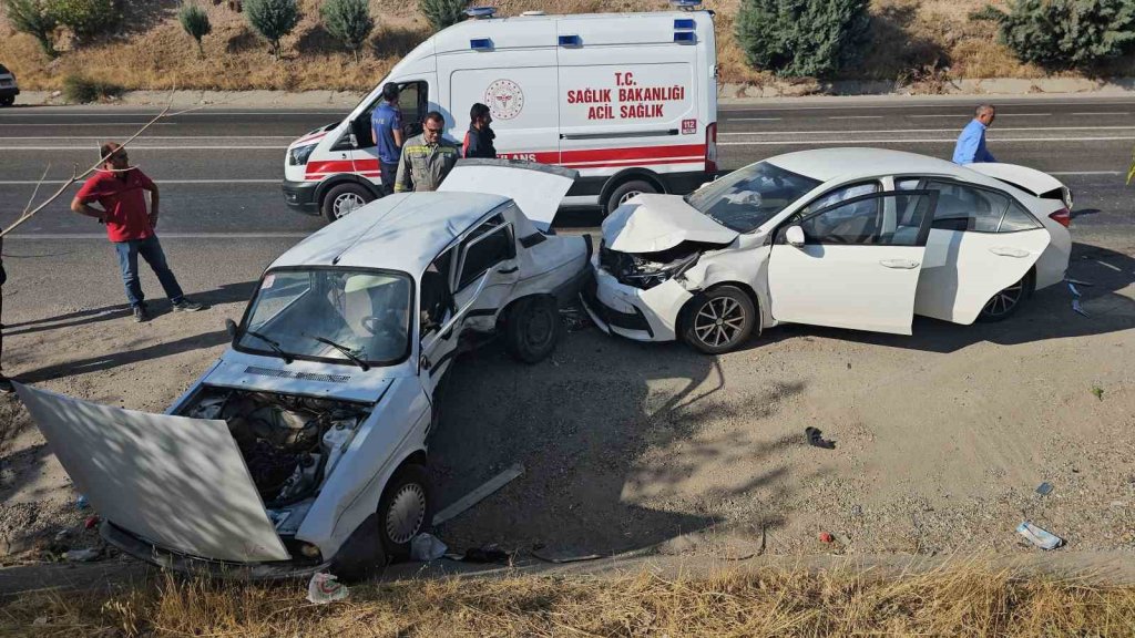 İki Otomobil Karıştığı Kazada: 4 Yaralı