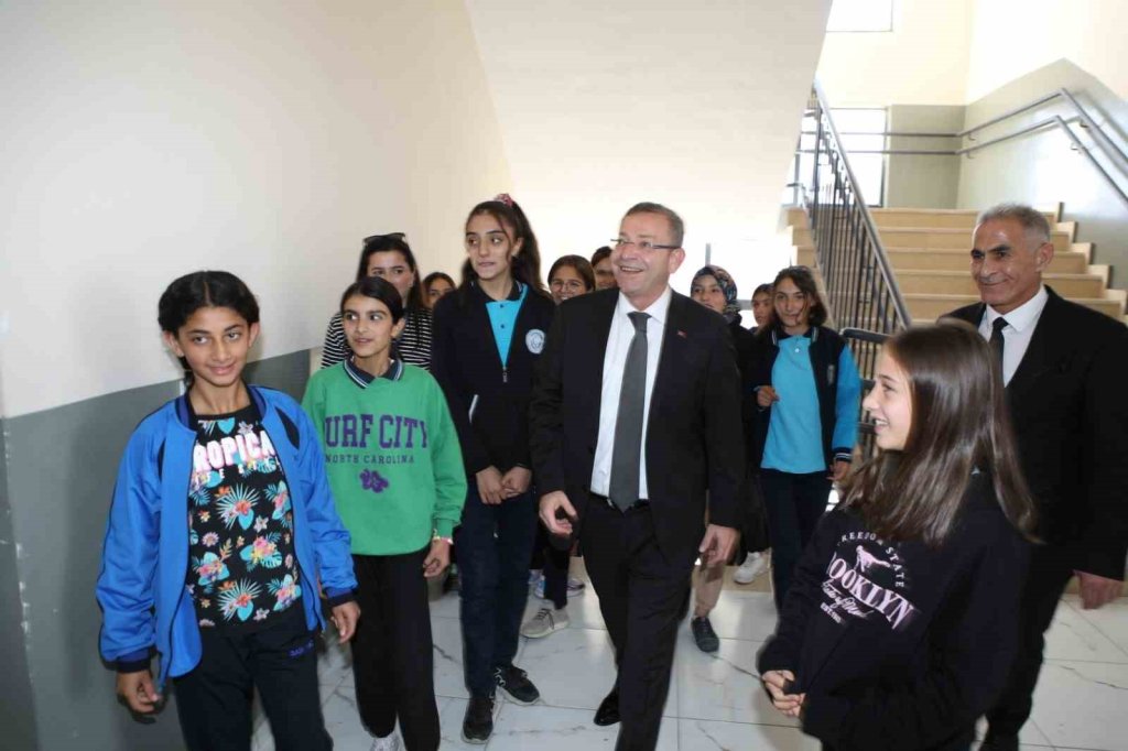 Valisi Polat’ın Okul Ziyaretleri Devam Ediyor