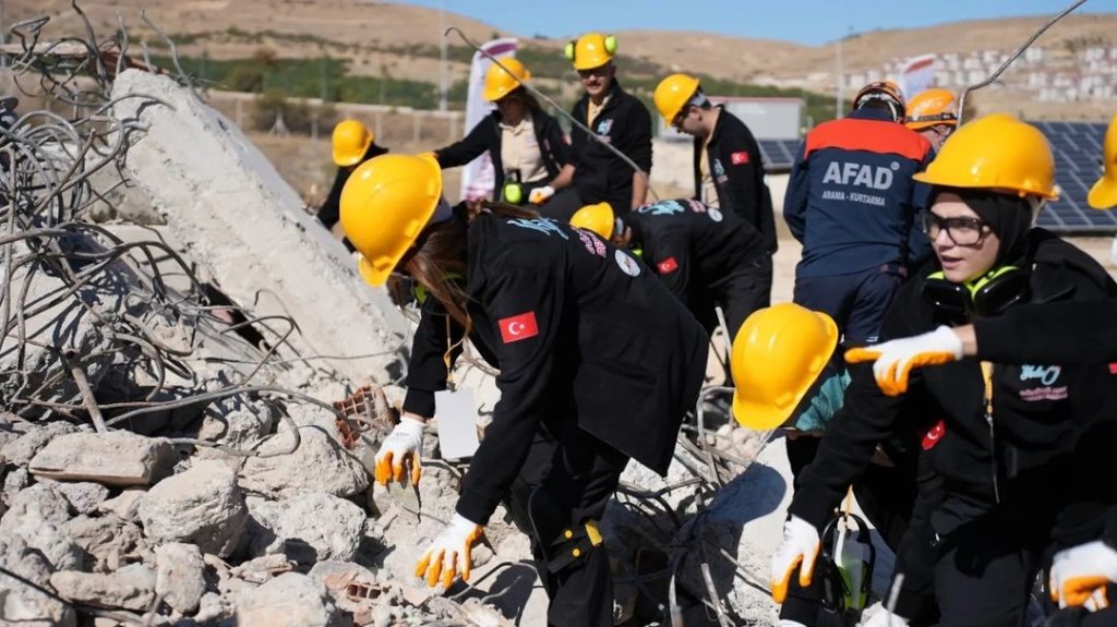 60 Gönüllü İle Gerçeği Aratmayan Deprem Tatbikatı