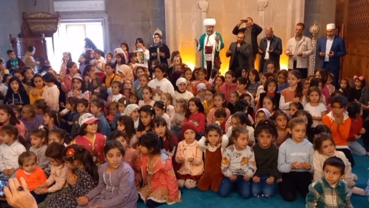 Nasreddin Hoca Çocuklar İle Camide