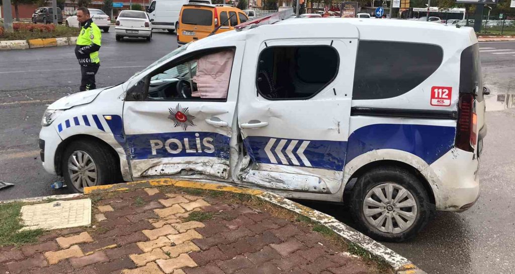 Polis Aracı İle Otomobil Kazası: 2 Polis Yaralandı