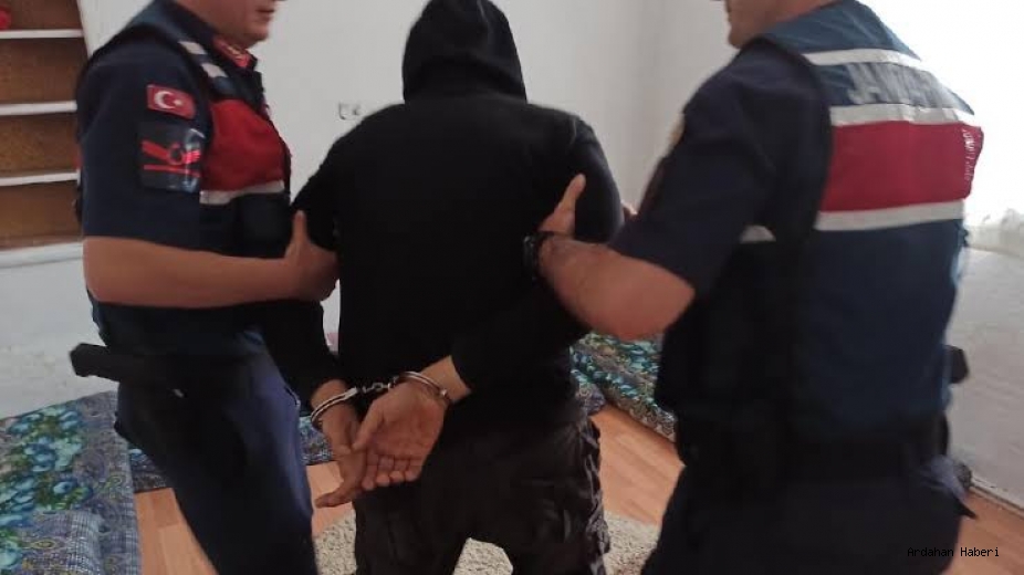 Ardahan’da Göçmen Kaçakçılığı Yapan 2 Kişi Tutuklandı