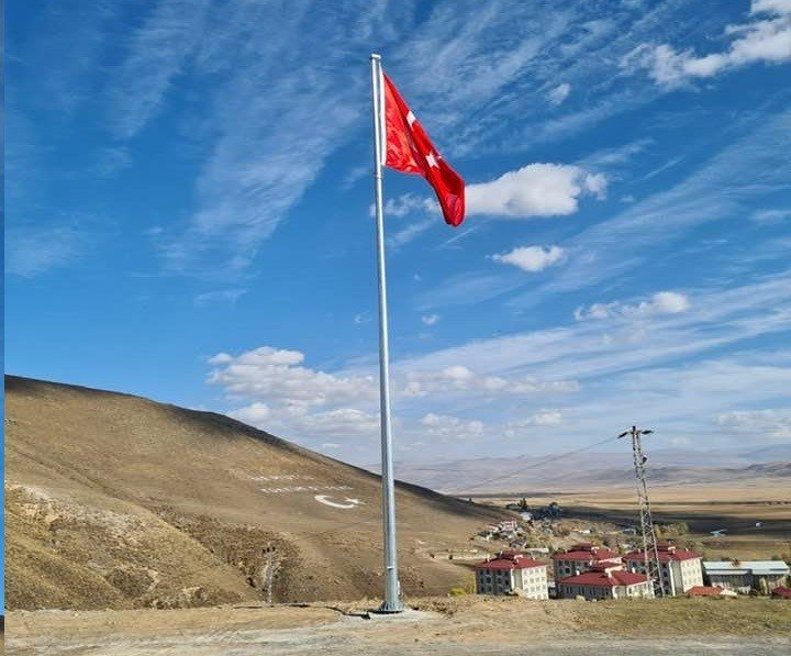 Dev Türk Bayrağı Çıldır Semalarında