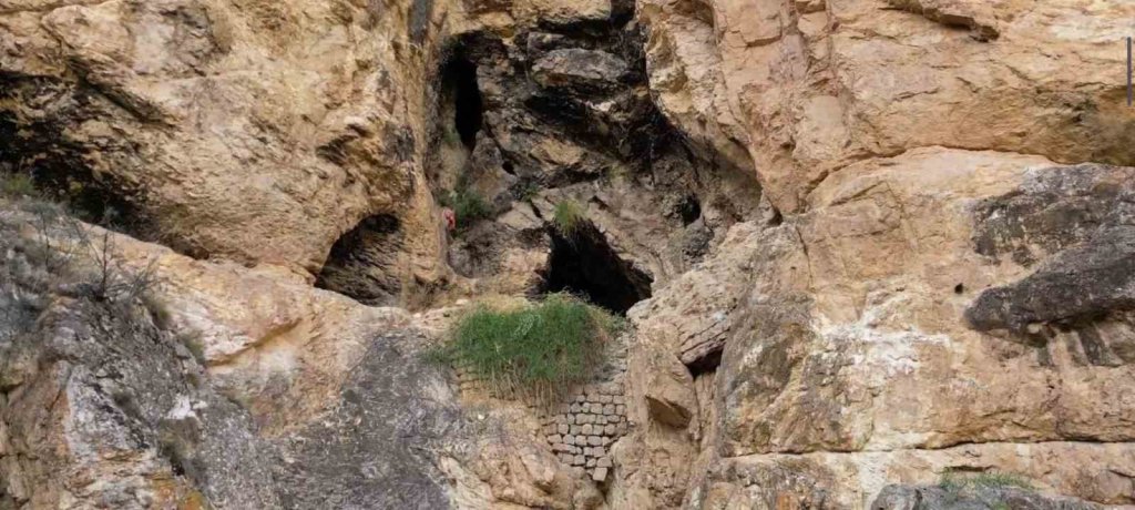 Keşfedilmeyi Bekleyen Gizemli Mağara