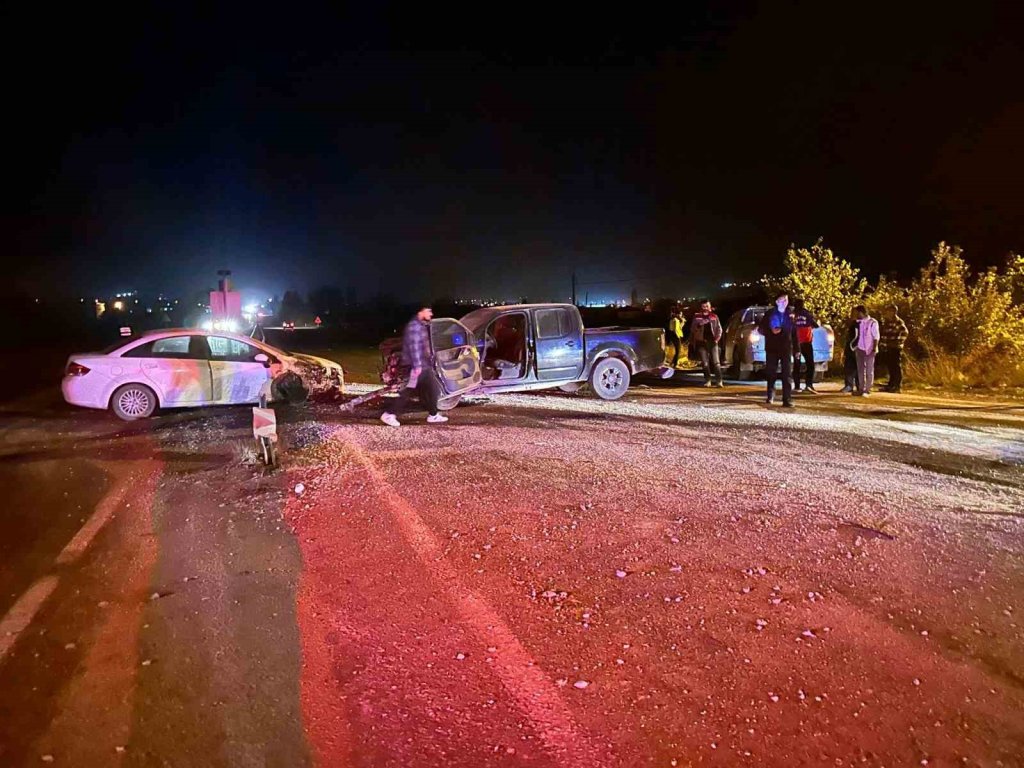 Üç Aracın Karıştığı Kazada Ölen Olmadı