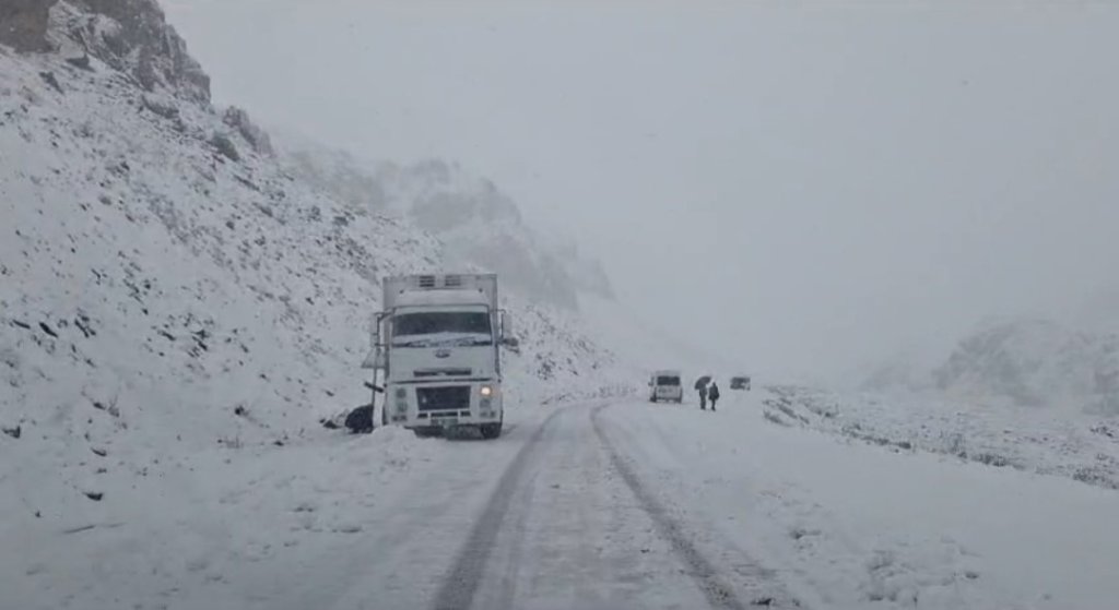 Karabet Geçidi’nde Kar Yağışı Trafiği Olumsuz Yönde Etkiledi