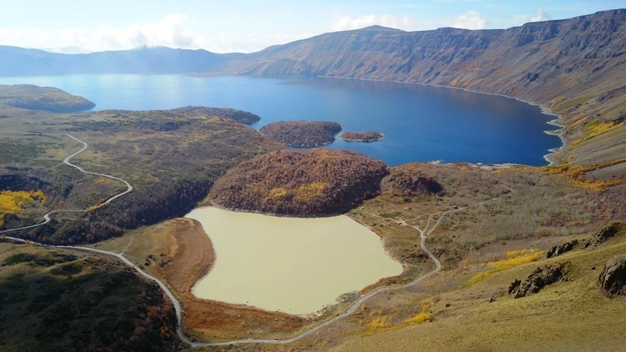 Nemrut Krater Gölü Son Ziyaretçilerini Ağırlıyor