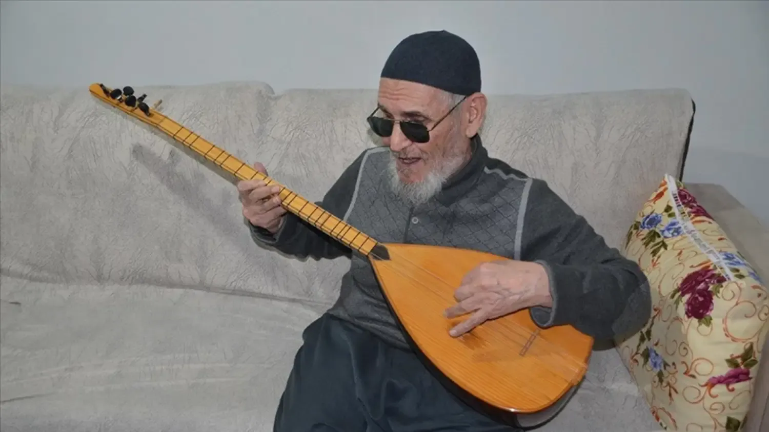 76 Yaşındaki Hanefi Dede Müzikle Tutunuyor