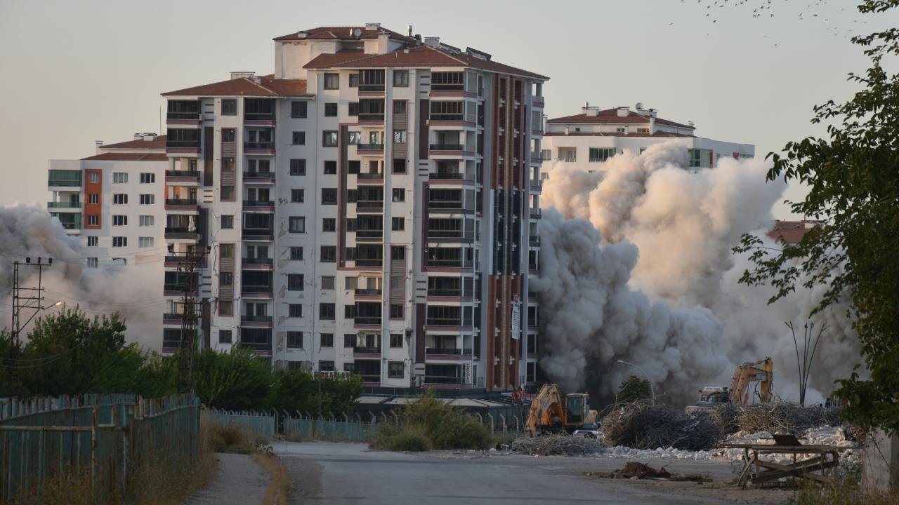 Patlayıcılarla Yıkım İşlemlerine Ara Verildi