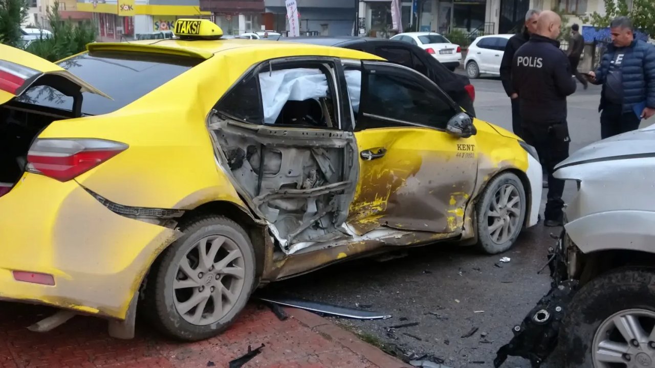 Yeşilyurt'ta 3 Aracın Karıştığı Feci Kaza