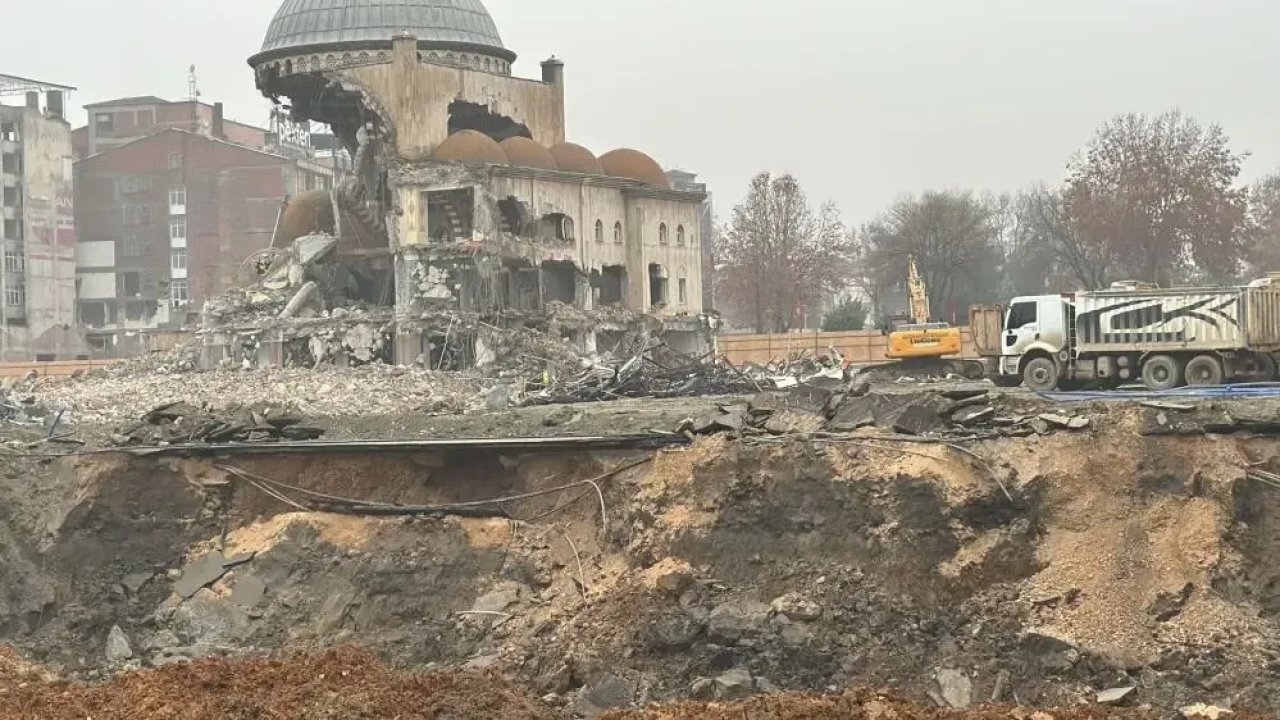 Sembol Olan Söğütlü Camii Yıkıldı